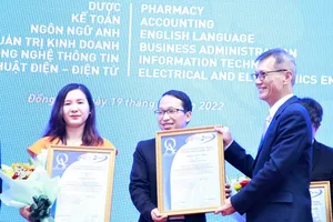 Lac Hong University is receiving the quality accreditation certificate from the AUNQA