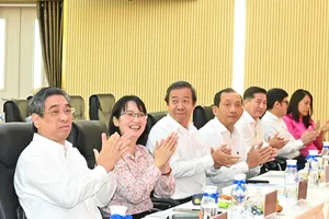 Deputy Secretary Nguyen Phuoc Loc of the HCMC Party Committee and other delegates at the meeting (Photo: SGGP)