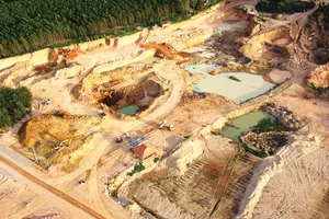 The functional agencies of Binh Dinh Province are inspecting mineral exploitation activities in Chop Vang Mountain (Photo: SGGP)