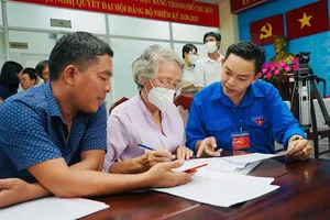 Assigning tasks for young officials (Photo: SGGP)