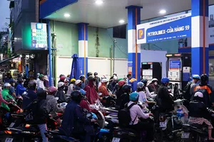 Fuel buyers at a Petrolimex station in Binh Thanh District of HCMC (Photo: SGGP)