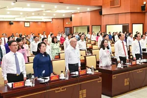 Delegates are performing the flag salute ceremony (Photo: SGGP)