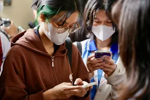 Message apps on mobile devices are offering Internet users a convenient and quick way to connect to others (Photo: SGGP)