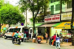 Passengers in front of Kim Manh Hung temporary station on Nguyen Duy Duong Street of District 5 (Photo: SGGP)