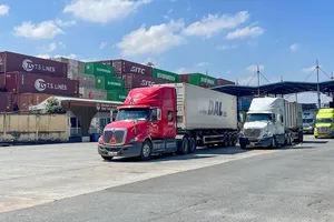 Container trucks are waiting for customs procedure completion at Cat Lai Port (Photo: SGGP)