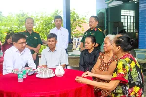 Head Nguyen Manh Cuong is offering condolences to the family of Martyr Truong Van Tien 