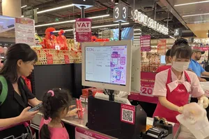 A supermarket payment system supporting e-tax at Aeon Ta Quang Buu (District 8, HCMC) facilitates quick transaction processing (Photo: SGGP)