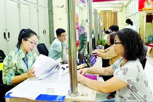Civil servants of Ward 2 in District 6 are processing administrative documents for local residents (Photo: SGGP)