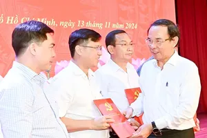 Secretary of the HCMC Party Committee Nguyen Van Nen is delivering certificates to learners of the training session for cadres to become members of the Executive Board of the HCMC Party Committee in the 2025-2030 tenure (Photo: SGGP)