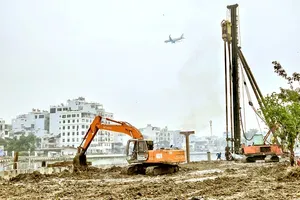 Construction work on the Tham Luong Canal embankment section in District 12 (Photo: SGGP) 