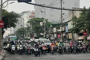 Heavy traffic at the intersection between Nguyen Xi Street – Pham Van Dong Street in Binh Thanh District on January 9 (Photo: SGGP)