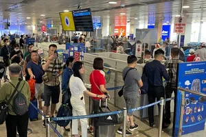 Passengers are waiting in line to finish the check-in procedure at Tan Son Nhat International Airport (Photo: SGGP)