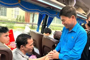 Vice Chairman Pham Chi Tam of the HCMC Federation of Labor is wishing a safe trip to union members returning to their hometowns for Tet on the “Spring Journey” coaches 