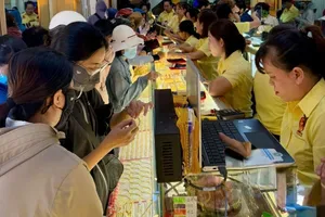Customers were waiting in crowd at Mi Hong Gold Store yesterday afternoon (Photo: SGGP)