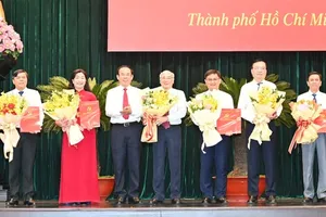 Secretary Nguyen Van Nen of the HCMC Party Committee is delivering the decision to create its Propaganda and Mass Mobilization Commission (Photo: SGGP)