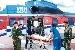 A helicopter is transporting a patient from the Spratly Archipelago to the mainland for further medical treatment (Photo: SGGP)