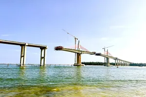 Construction units are speeding up the work of the final items to join the Thuan An Estuary Bridge (Hue City) on April 30, 2025 (Photo: SGGP)