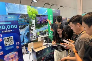 Many young people are registering to open applications related to digital currencies at a Blockchain event held in Ho Chi Minh City in 2024