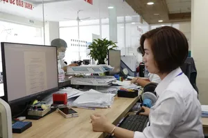 Civil servants of the HCMC Department of Labor, Invalids and Social Affairs are processing administrative procedures for citizens and businesses via the HCMC administrative procedure e-Portal