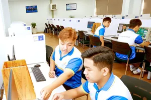 Students of Lac Hong University are learning in their practice lesson in the semiconductor microchip laboratory sponsored by Synopsys (the US)