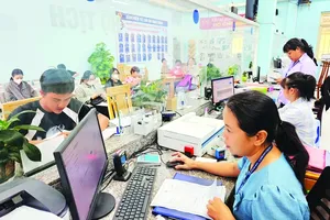 Civil servants of An Phu Dong Ward in District 12 of HCMC are processing administrative dossiers (Photo: SGGP)