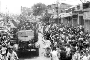 The people of Saigon are pouring into the streets to cheer the liberation army (Photo: Archives)