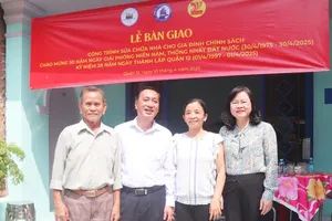 Vice Standing Chairman Pham Thanh Kien of the HCMC People’s Council is attending the handover ceremony of a repaired house for a person with meritorious services in District 12 (Photo: SGGP)