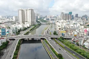 The Calmette Bridge on the Tau Hu – Ben Nghe Canal connecting District 1 and District 4 is a key structure on Vo Van Kiet Boulevard (Photo: SGGP)