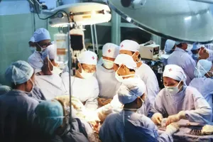The surgical team that separated the Viet-Duc conjoined twins at Tu Du Hospital in 1988 (Photo: Archive)