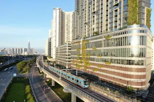 Metro line No.1 (Ben Thanh – Suoi Tien) is passing a modern urban area in Thu Duc City (Photo: SGGP)