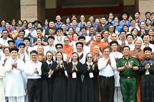 The delegation of the municipal Party Committee – People’s Council – People’s Committee – Vietnam Fatherland Front Committee-HCMC Branch visits and encourages the Vietnam Fatherland Front parade contingent (Photo: SGGP)
