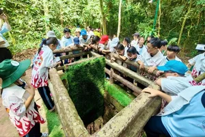 Students of a school in Tan Binh District are visiting the Cu Chi Tunnel on the occasion of April 30 (Photo: SGGP)