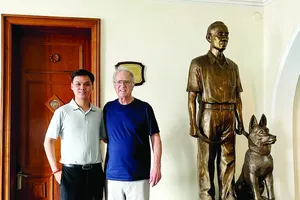 Tom Fox is back to Continental Saigon Hotel to visit the Remembrance’ corner for Major General Pham Xuan An (Photo: courtesy of the subject)