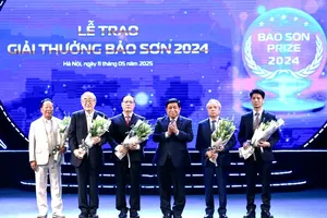 Deputy Prime Minister Nguyen Chi Dung and President of Bao Son Fund are congratulating the winners of Bao Son Prize