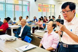 Residents of Go Vap District in HCMC are contributing their suggestions and comments to the draft Resolution amending the 2013 Constitution (Photo: SGGP)