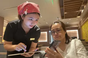 People are gradually shifting to cashless payment when dining out (Photo: SGGP)