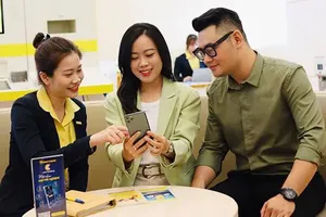 Bank customers are making biometric verification at Nam A Bank in HCMC (Photo: SGGP)