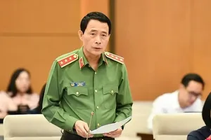 Deputy Minister of Public Security Le Quoc Hung is reporting on the draft Law on Personal Data Protection