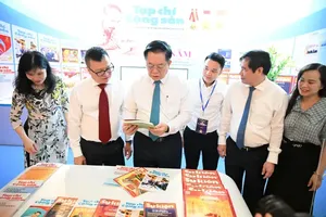 Leaders from the Central Propaganda and Mass Mobilization Commission and the Vietnam Journalists Association are touring the Communist Review’s exhibit at the 2025 National Press Festival (Photo: SGGP)
