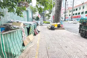 Garbage collection carts seen on the sidewalk of Nguyen Thi Minh Khai Street in District 3 of HCMC at 2:00 p.m. on June 23 (Photo: SGGP)
