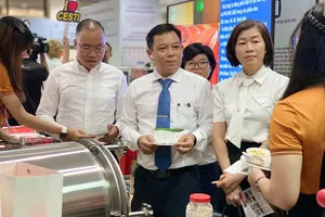 Visitors at the innovative startup booths in an exhibition held by the Center for Statistics and Science and Technology Information of HCMC (Photo: SGGP)