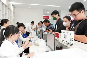 Civil servants of Ben Thanh Ward are processing administrative documents for local residents (Photo: SGGP)