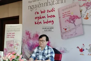 Author Nguyen Nhat Anh at the event to launch his work ‘Ra Bo Suoi Ngam Hoa Ken Hong’