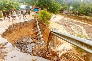 National Highway No.16 in Nhon Mai Commune of Nghe An Province is seriously eroded (Photo: SGGP)