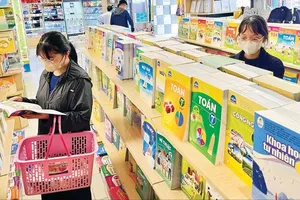 Students are shopping for textbooks at Minh Khai bookstore in HCMC’s Cau Ong Lanh Ward (Photo: SGGP)