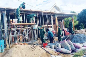 Soldiers from the Quang Nham Border Guard Station are helping to build a new home for Ho Van Hinh’s family in Can Te Hamlet of A Luoi 3 Commune in Hue City (Photo: SGGP)