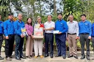 A delegation from the Party Committee of HCMC Party Agencies is visiting and presenting a gift to Le Cong Dieu (a grade 2/4 wounded veteran) in Phu Giao Commune of HCMC 