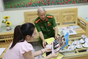 Senior Lieutenant Colonel Cam Tuan is retelling the brave story of various cases in the case file PY27 to Sai Gon Giai Phong Newspaper (Photo: SGGP)