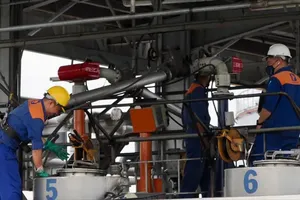An employee is filling a storage tank at Nha Be Oil Terminal in HCMC (Photo: SGGP)