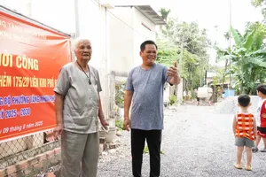 The households of Thach Thi Song and Truong Van Muoi, residing at alley 175/20 on Street No.2 in Tang Nhon Phu Ward of HCMC have donated land for the local authorities to open the inter-neighborhood alley 66-67-68 (Photo: SGGP)